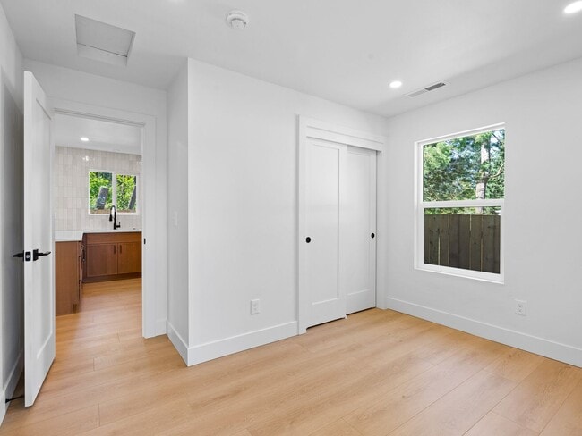 Building Photo - Light-Filled, Fully Remodeled 2?Bed / 1?Ba...