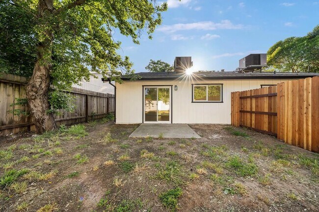 Building Photo - 5550 E Knoll Dr