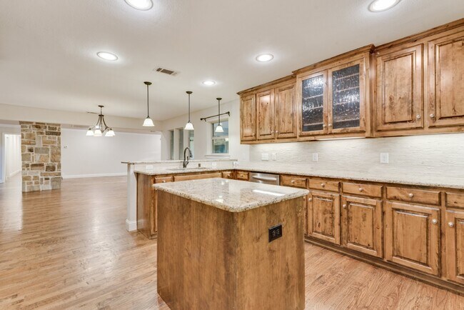 Building Photo - Spacious Elegance 5-Bed, 4.5-Bath Home with outside oasis