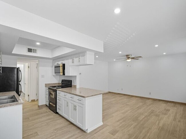 Building Photo - 6700 Escondido Dr