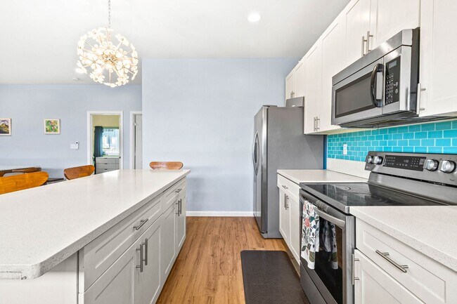 Building Photo - Upgraded 5 bedroom, 3 bath home