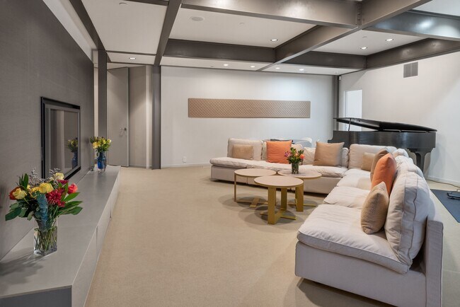 Building Photo - 821 Cluny Rd