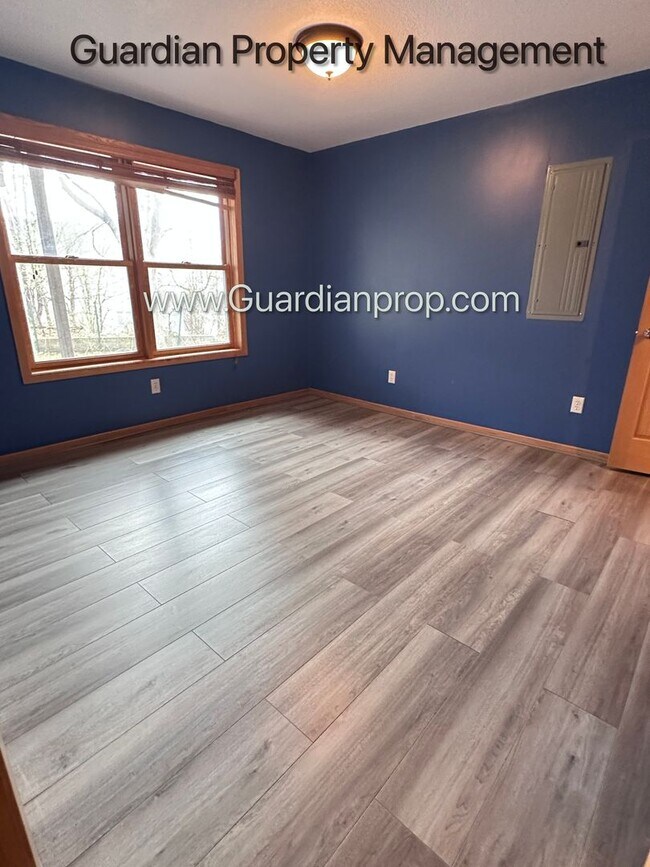 Building Photo - Minnetonka Home, 3 Car Garage, Large Primary, Updated Kitchen, Patio