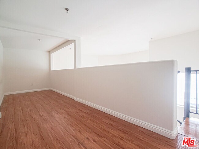 Building Photo - 1042 S Kingsley Dr
