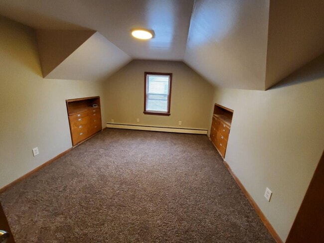 Building Photo - Charming 4-Bedroom Property in Prime Location