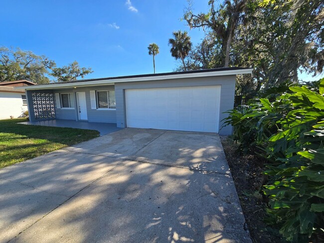 Building Photo - Available For IMMEDIATE Move-In! Remodeled...