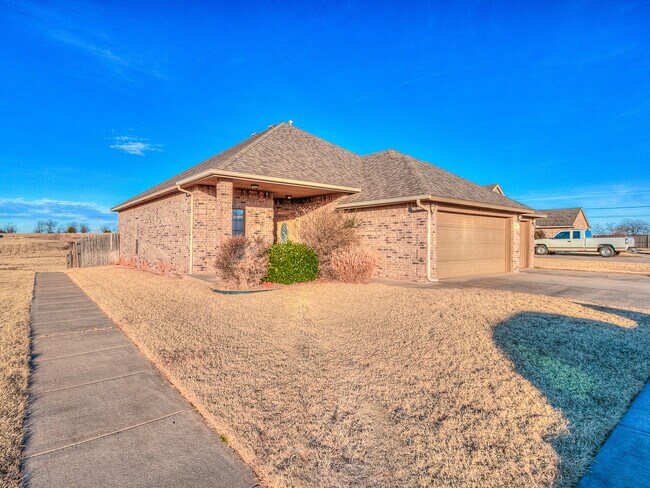 Building Photo - 4 Bedrooms/2 Baths/3Car - Deer Creek Schools - Gated Community of North Roselake Villas