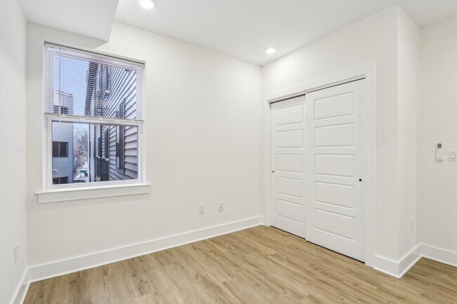 Building Photo - 6155 Ridge Ave