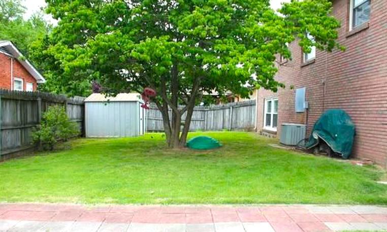 Gorgeous Fenced backyard with paved area for outdoor dinning. - 4807 Jeffery Dr