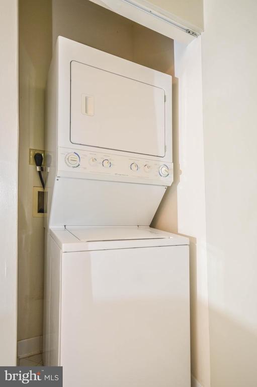 Building Photo - 4950 Brenman Park Dr