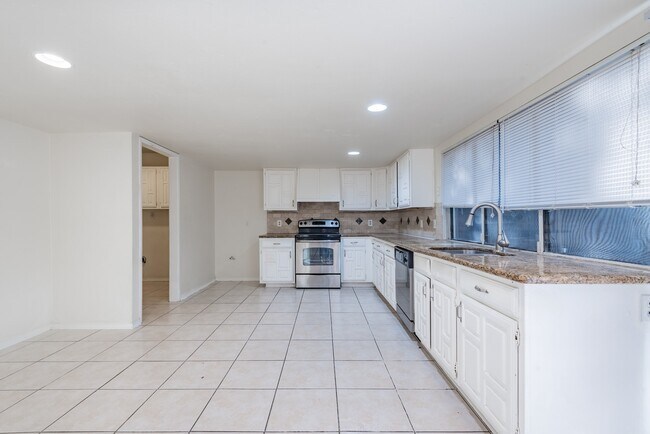 Building Photo - 5139 Sprey Dr