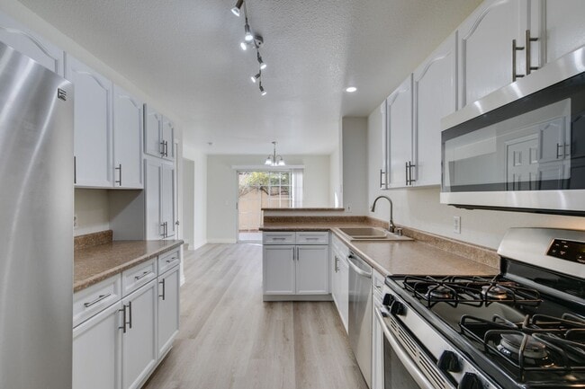 Building Photo - North Summerlin Townhouse with attached garage - 2 master suites