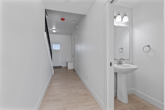 Building Photo - MODERN 3 BED 2.5 BATH HOMES IN ST ANTHONY