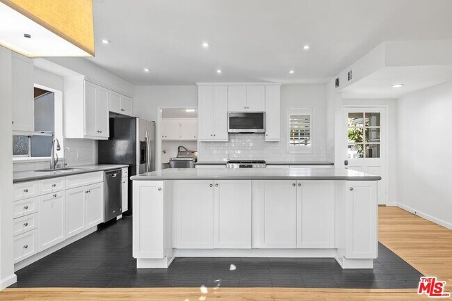 Building Photo - 9344 Valjean Ave