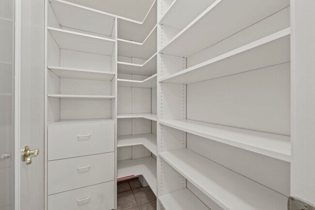 Building Photo - Single-Story El Dorado Hills Home with Vau...