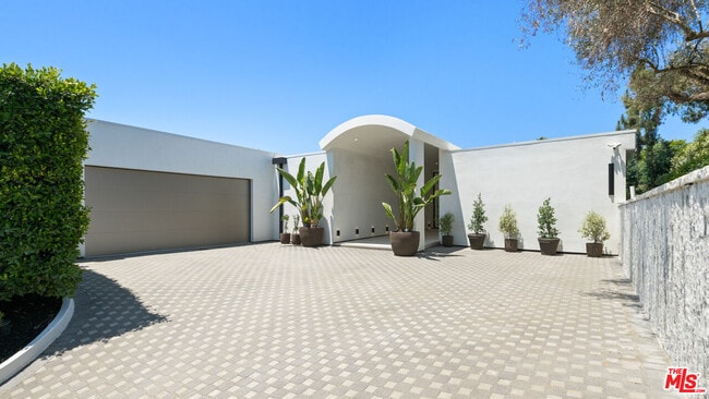 Building Photo - 365 Trousdale Pl