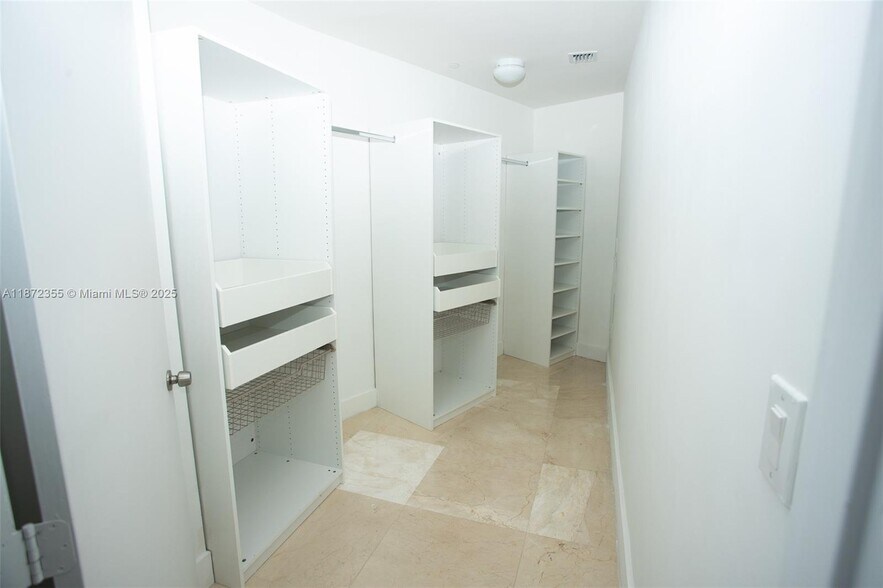 Building Photo - 15811 Collins Ave