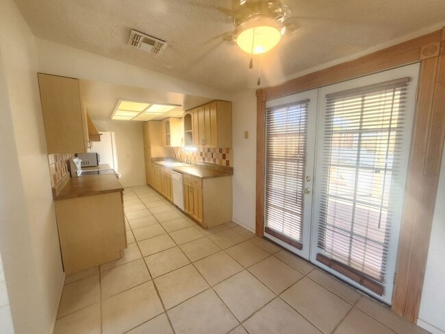 Building Photo - Beautiful 3 bedroom 2 Bath home in Indian Cove with a POOL!