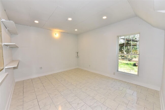 Building Photo - 410 Kenniston Dr