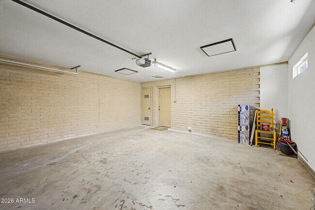Building Photo - 29 E Foothill Dr