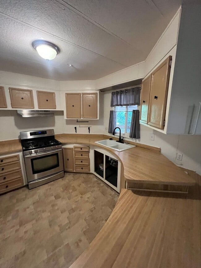 Building Photo - Magalia Home for rent, 1 car garage, 2 bed...