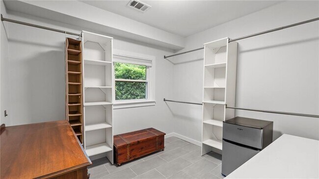 Building Photo - 204 Cold Creek Dr