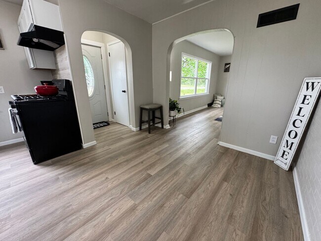 Building Photo - Remodeled 3 bed, 1 bath home for rent in Waterloo