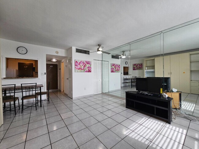 Building Photo - 2899 Collins Ave