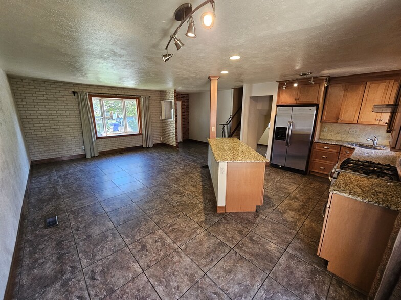 Building Photo - 124 N Brentwood Dr