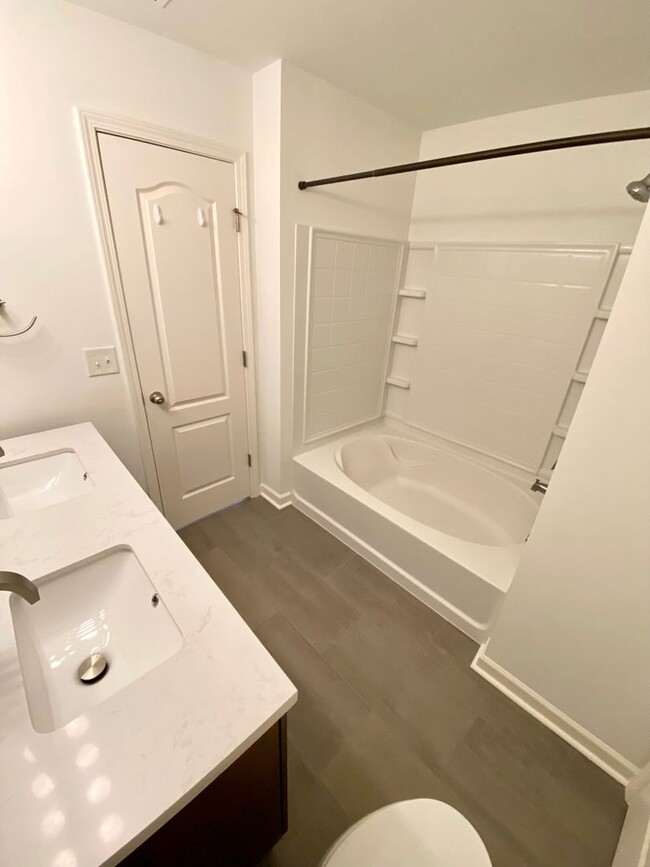 Building Photo - Modern 2BR/2BA Home Near BNA – Open Concep...