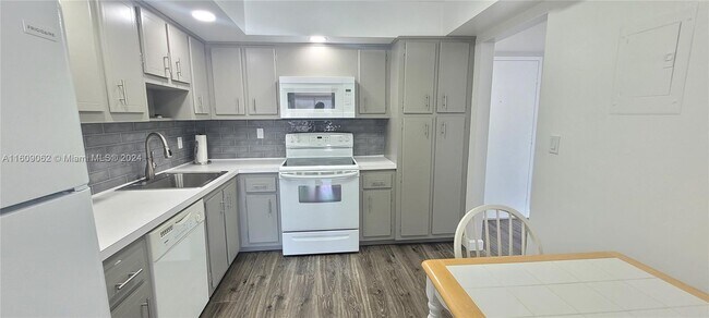 Building Photo - 18031 Biscayne Blvd