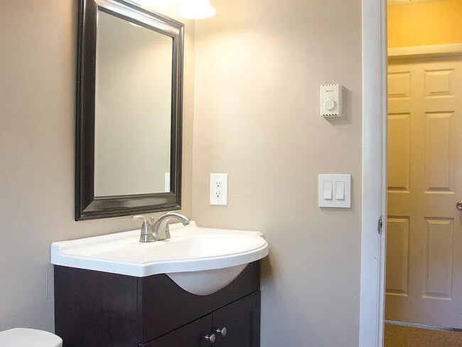 Building Photo - Bright and spacious end-unit townhouse