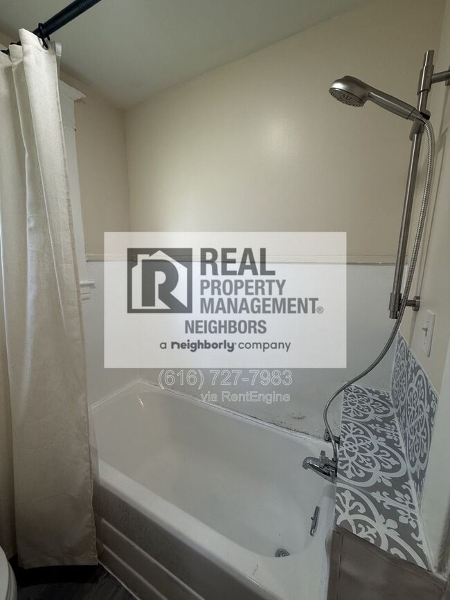 Building Photo - 216 Lafayette Ave NE