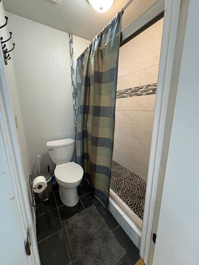 Building Photo - 3 Bed 2 Bath in South Davis Near Mace Ranch and Nugget Markets