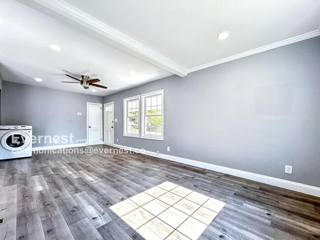 Building Photo - Lovely 3-Bed, 2-Bath Home with Modern Comf...