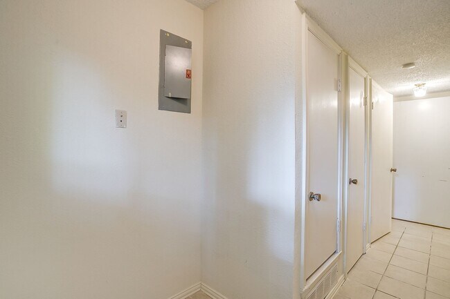 Building Photo - One side of 2 story duplex available-  3 b...