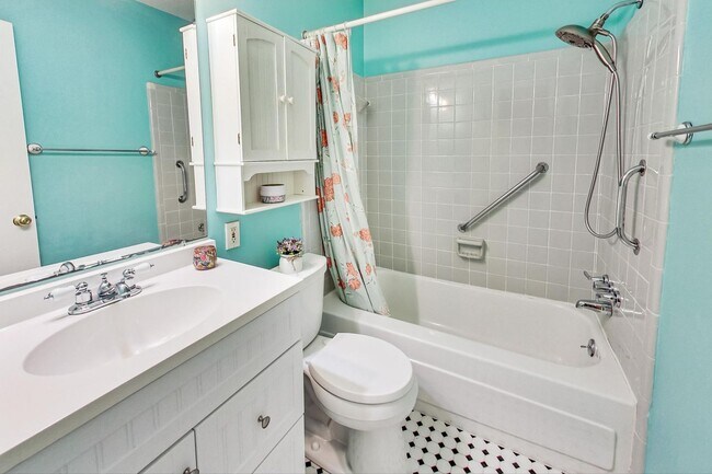 Building Photo - Nice SF 4bed+ 3 bath / close to Metro