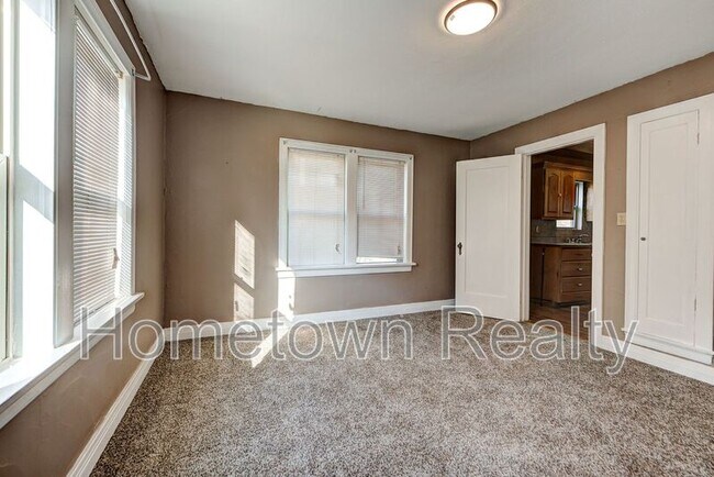 Building Photo - 2213 N Hood St