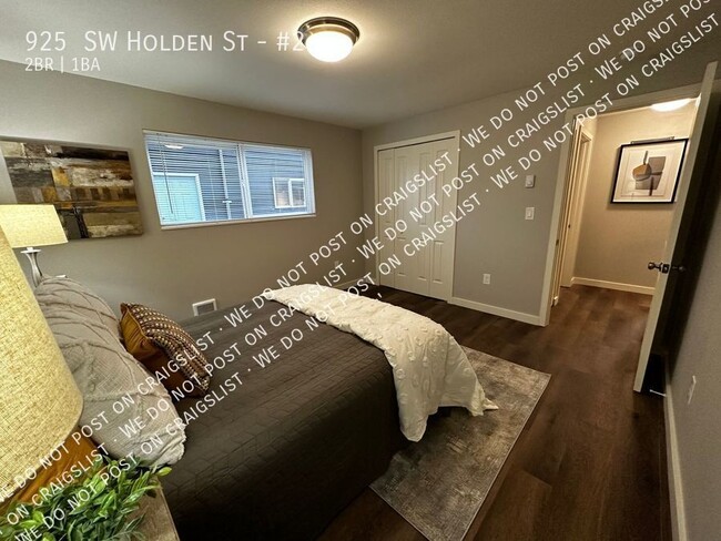 Building Photo - West Seattle - Renovated 2 Bedroom / 1 Bat...