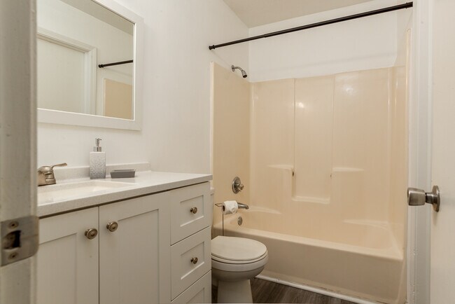 Building Photo - 801 Burcale Rd