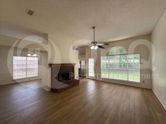 Building Photo - 1206 Hyde Park Dr