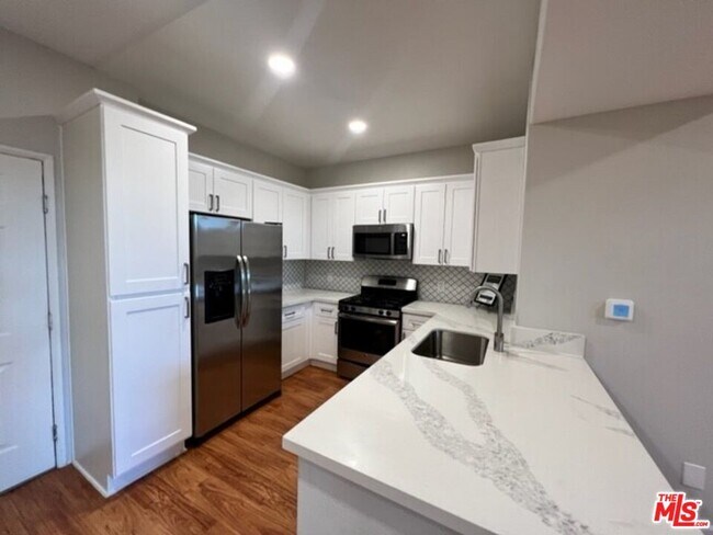 Building Photo - 5553 W 6th St