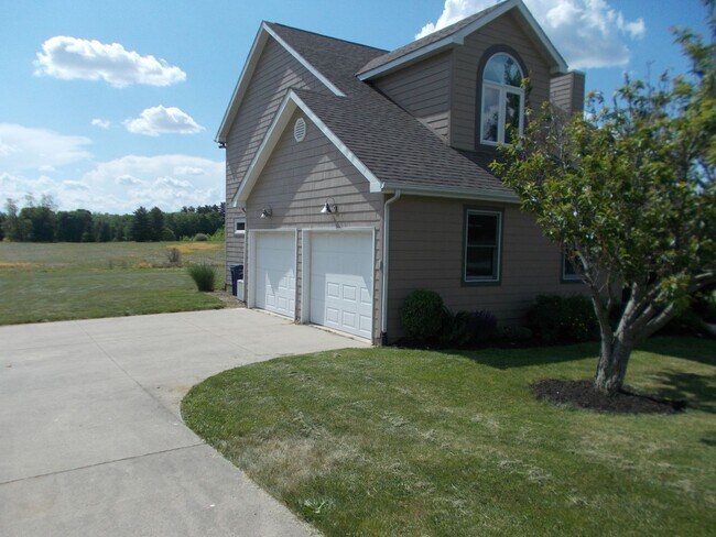 Building Photo - Large, beautiful home in South Richmond