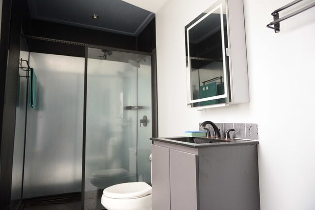 Building Photo - 804 Summit St