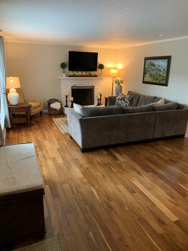 Building Photo - Spacious 4- Bed Home in Rivergrove Featuring 4-Car Garage, RV Parking, Fenced Yard, Minutes from ...