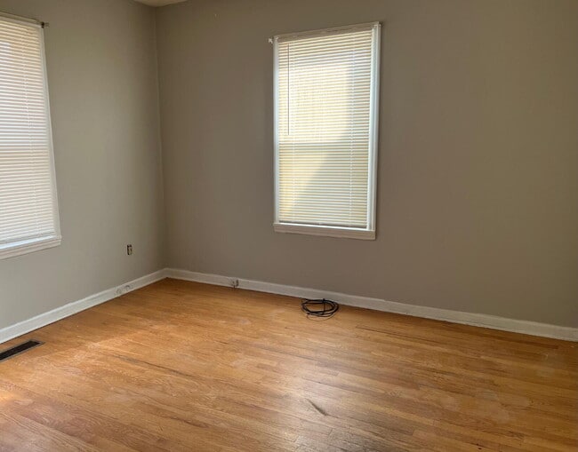 Building Photo - "Charming 3-Bedroom Home with Cozy Fireplace & Gleaming Hardwood Floors!" SECTION 8 PREFERRED!