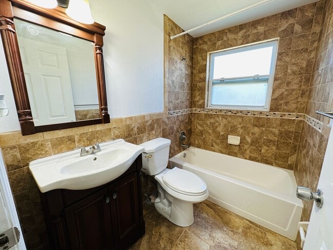 Building Photo - 3/2.5/1 Freshly Updated Pinellas Park Home
