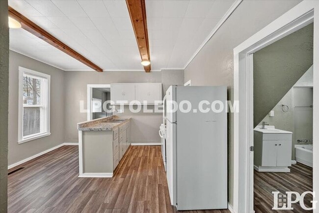 Building Photo - 3905 Peru St