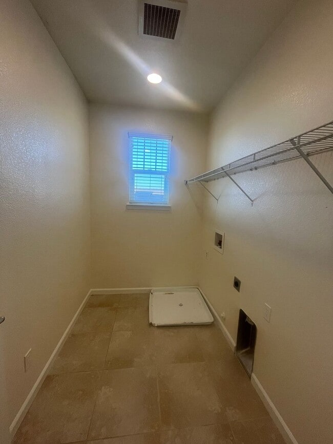 Building Photo - 4 Bedroom 2, Bath, 2900 sqft. w/t Separate 1 Bedroom 1 Bath Guest Quarters for Lease.