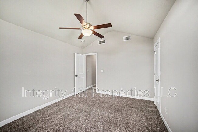 Building Photo - 10510 Clubhouse Dr